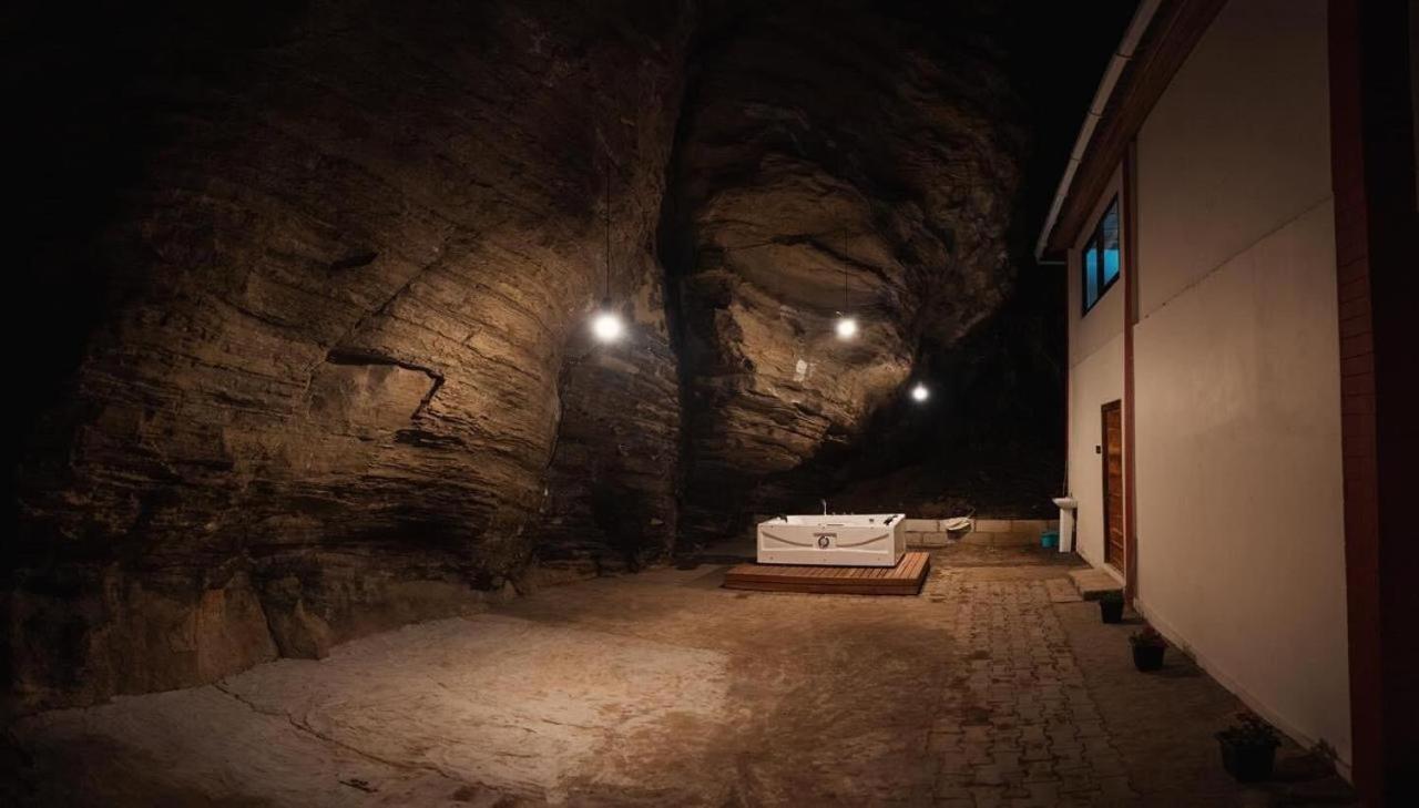 ホテル Cave Hill By Ferns Āīzawl エクステリア 写真